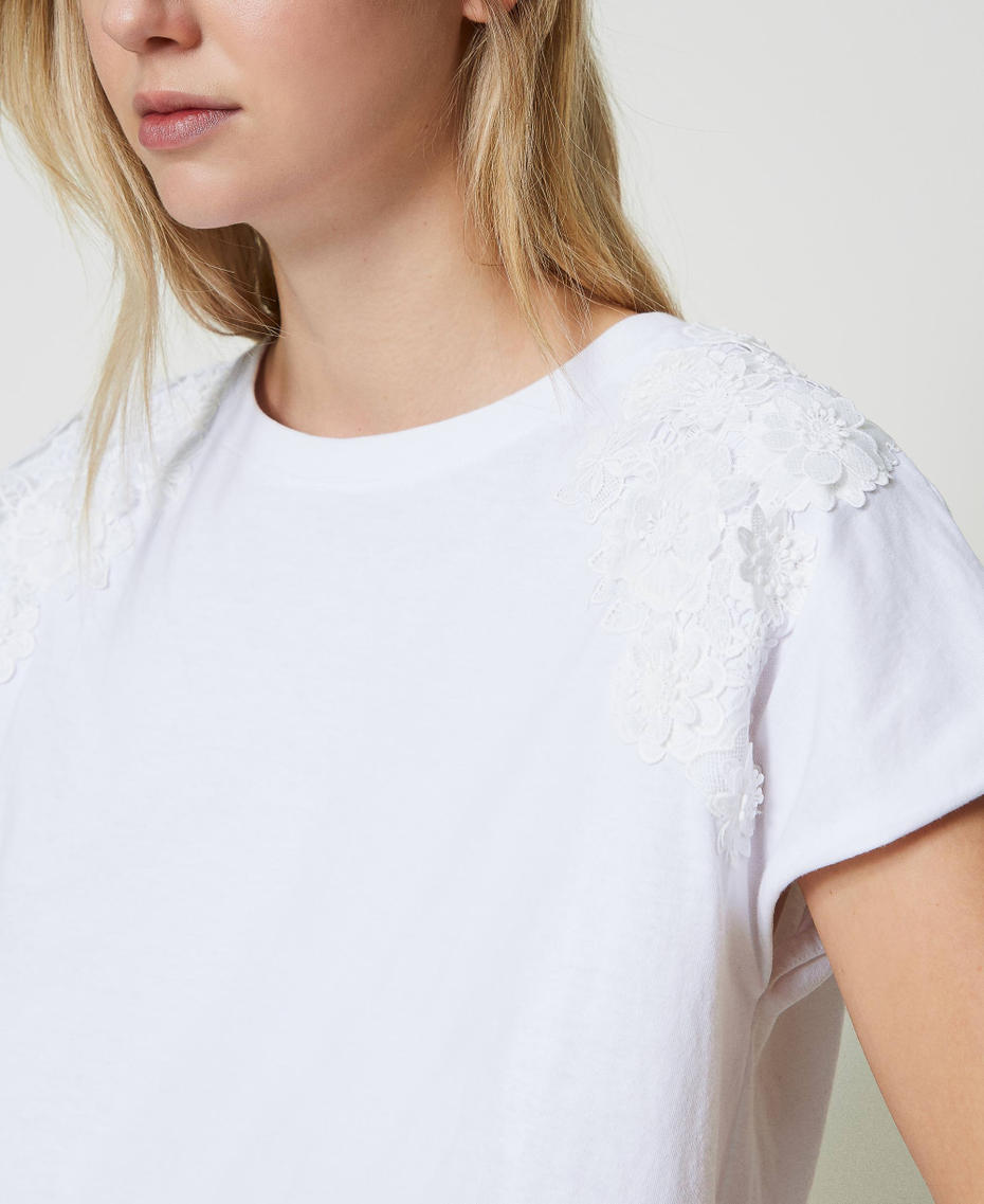 T-shirt avec patchs floraux