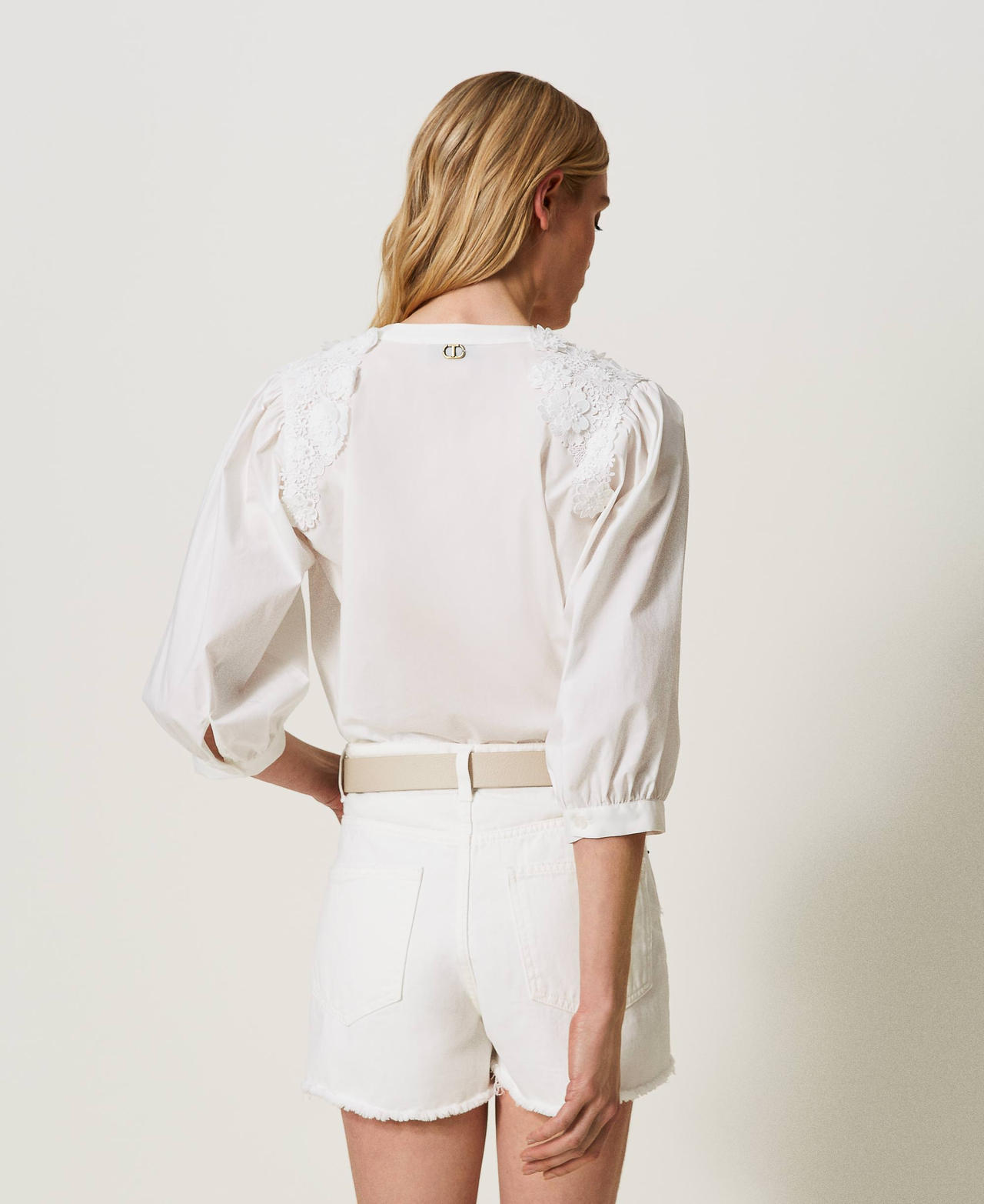 Blusa in popeline con patch floreali