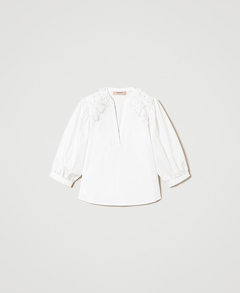 Blusa in popeline con patch floreali