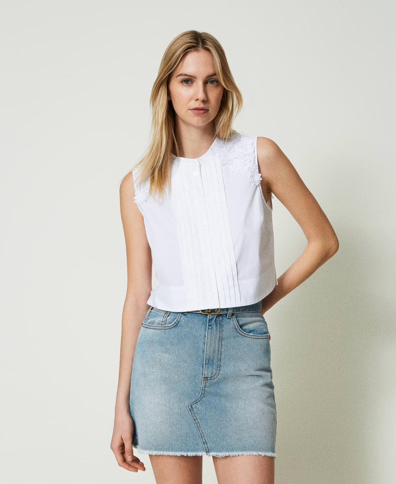 Short poplin top with floral patches