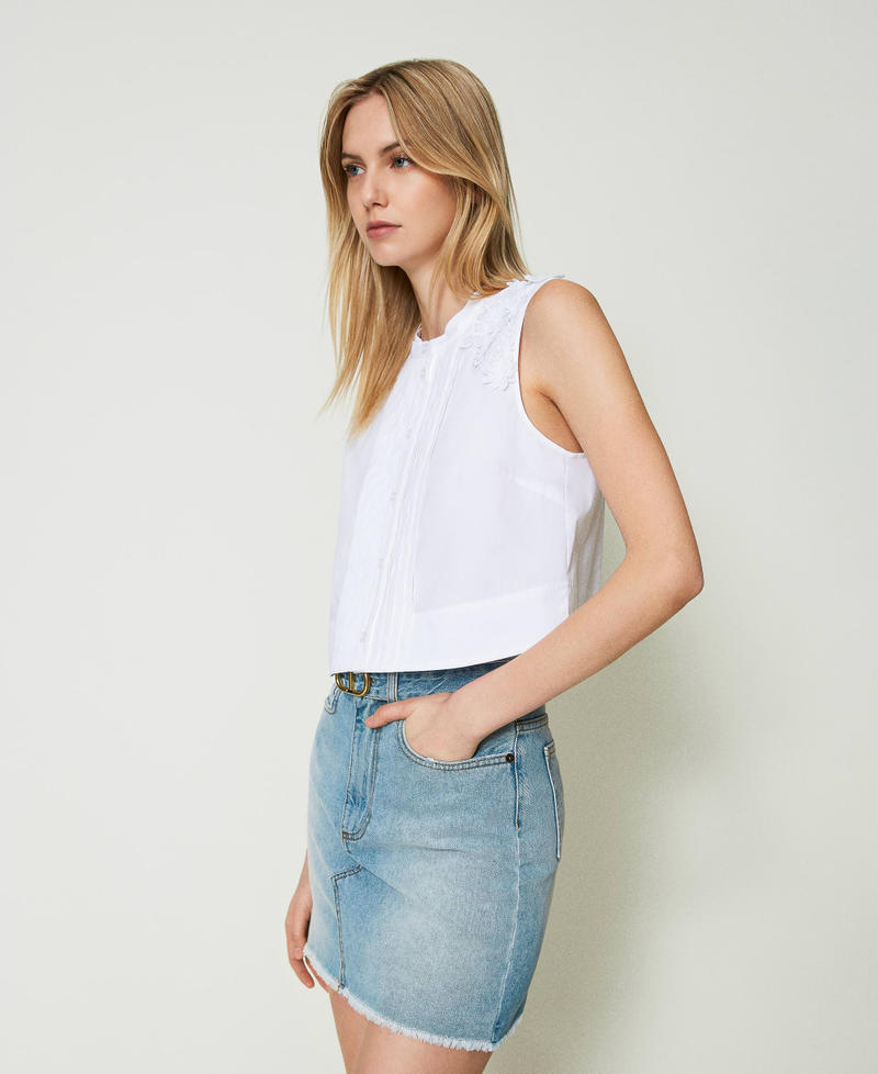 Short poplin top with floral patches