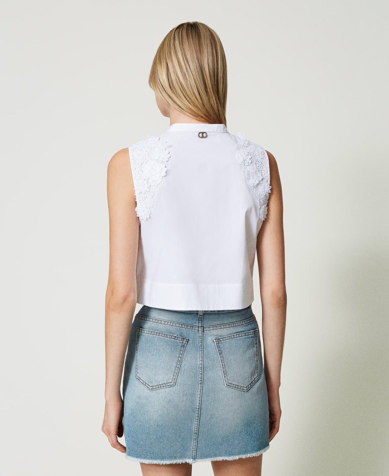 Kurzes Popelinetop mit floralen Applikationen