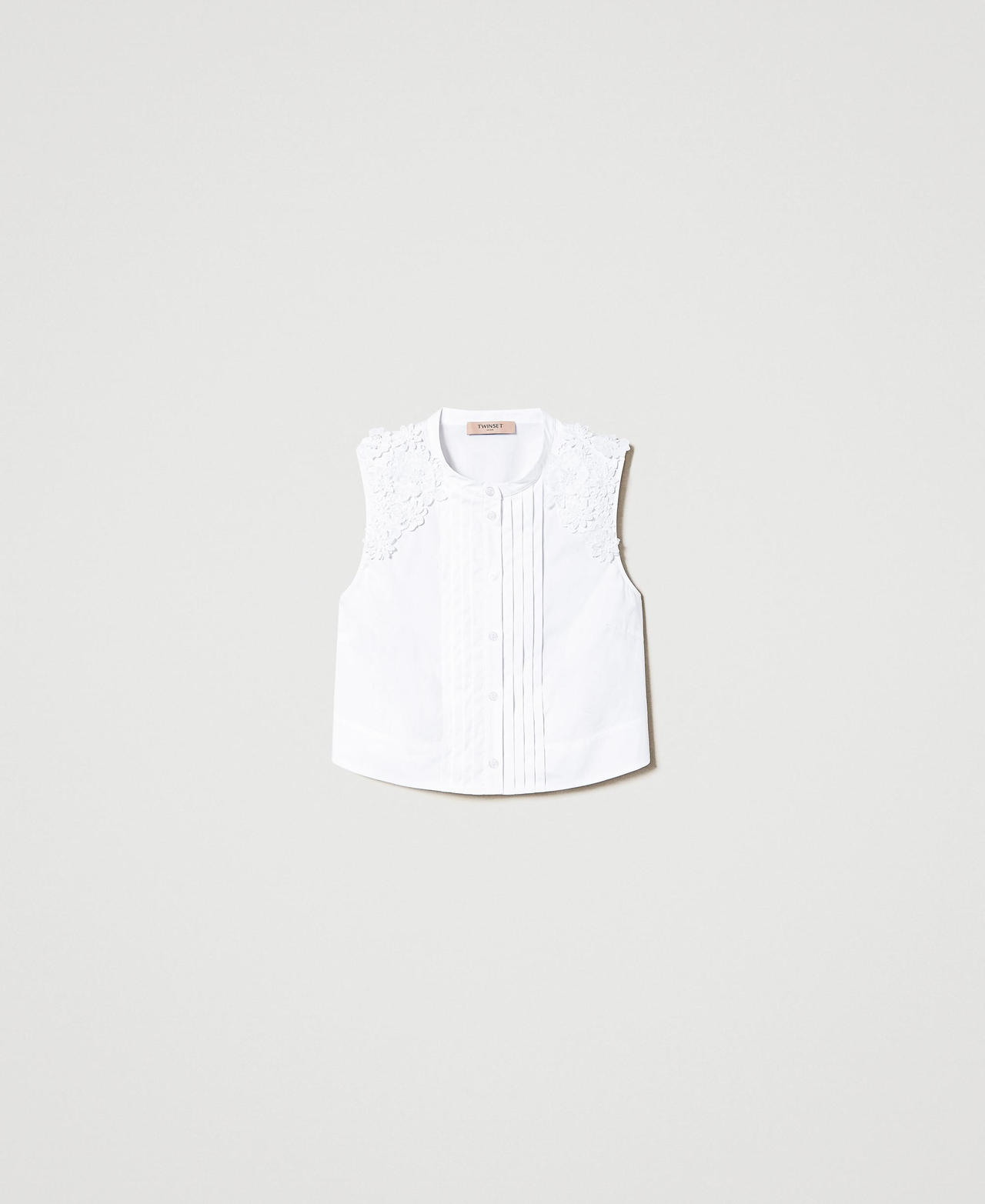 Short poplin top with floral patches