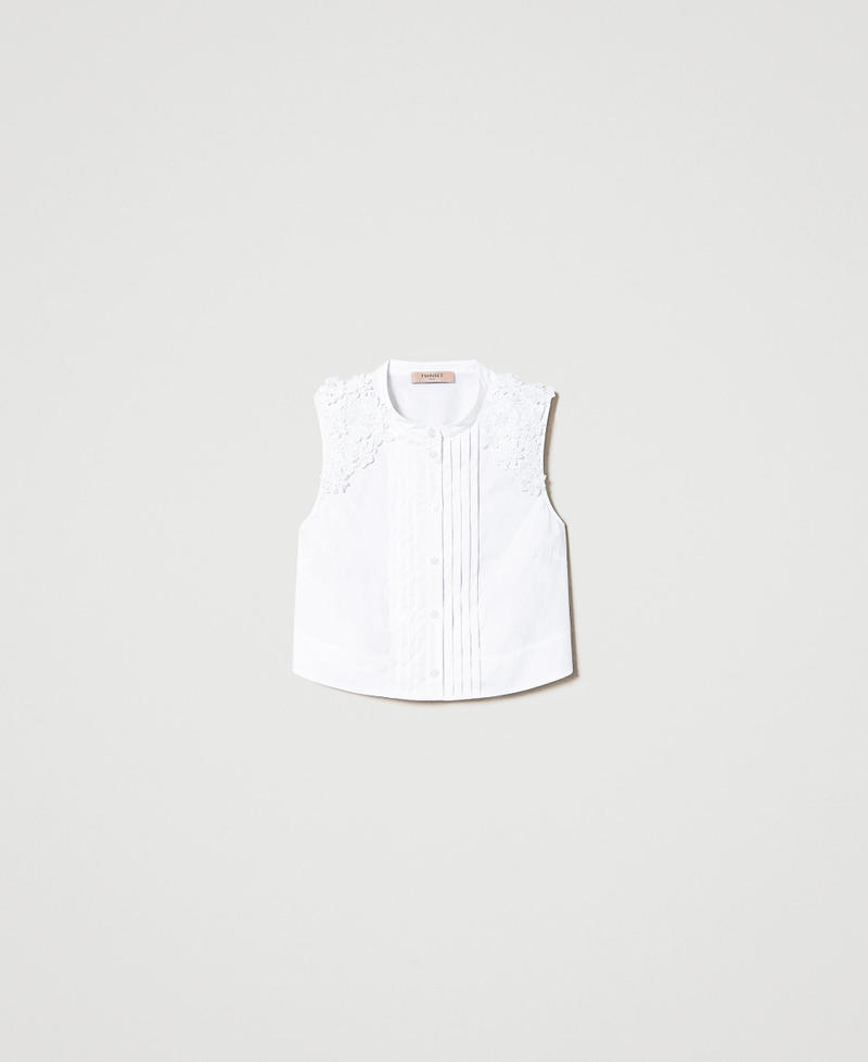 Short poplin top with floral patches