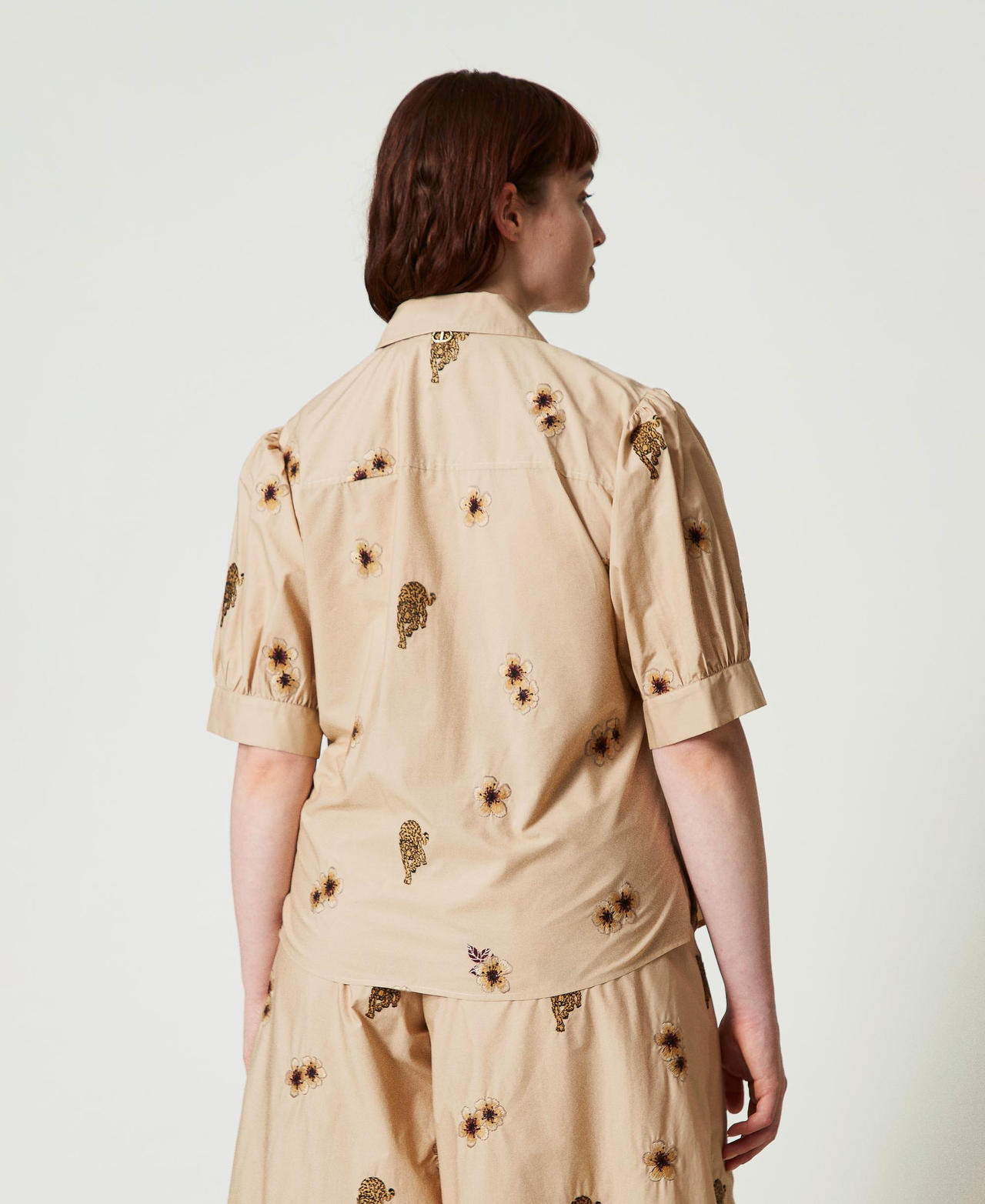 Поплиновая рубашка с вышивкой по всей поверхности Вышивка Джунгли Крем-брюле женщина 241TT2312-03