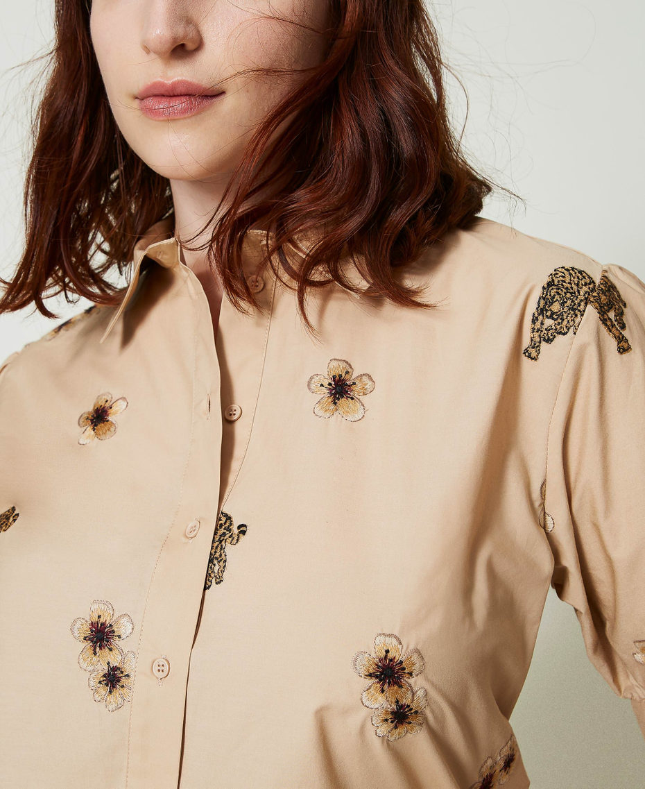 Поплиновая рубашка с вышивкой по всей поверхности Вышивка Джунгли Крем-брюле женщина 241TT2312-04