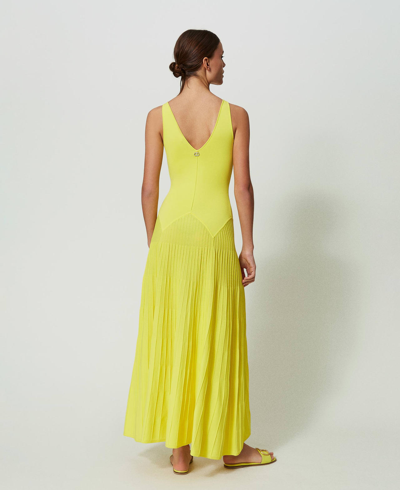 Длинное трикотажное платье с плиссированным эффектом Желтый "Чистотел" женщина 241TT3200-03