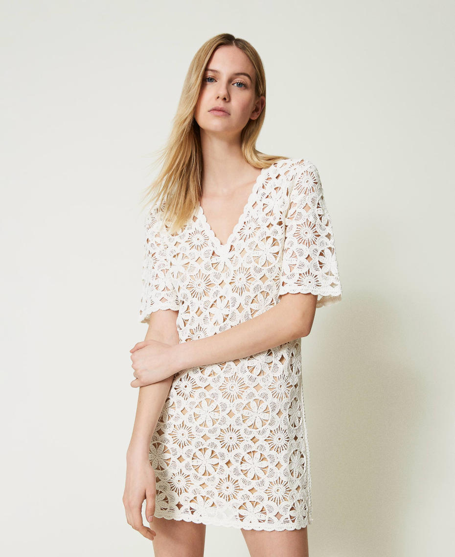 Kurzes H&auml;kelkleid mit Blumendessin