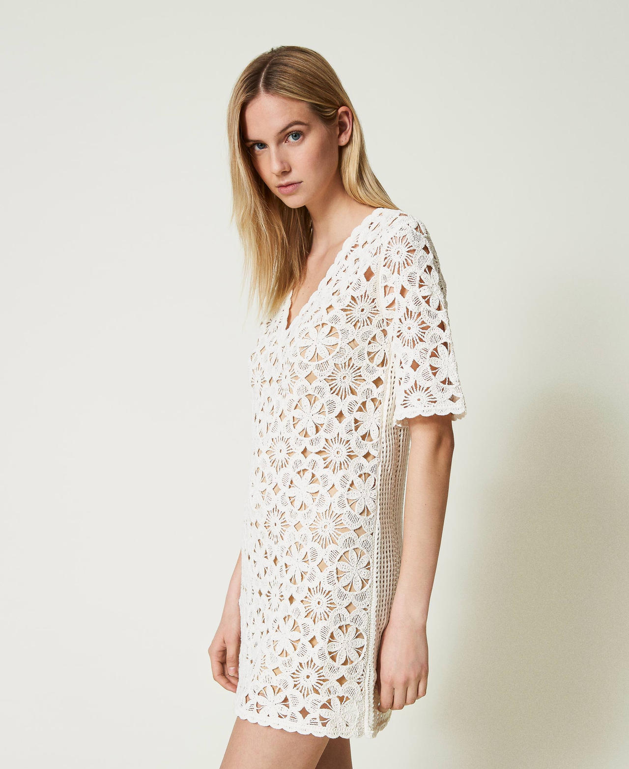 Kurzes H&auml;kelkleid mit Blumendessin