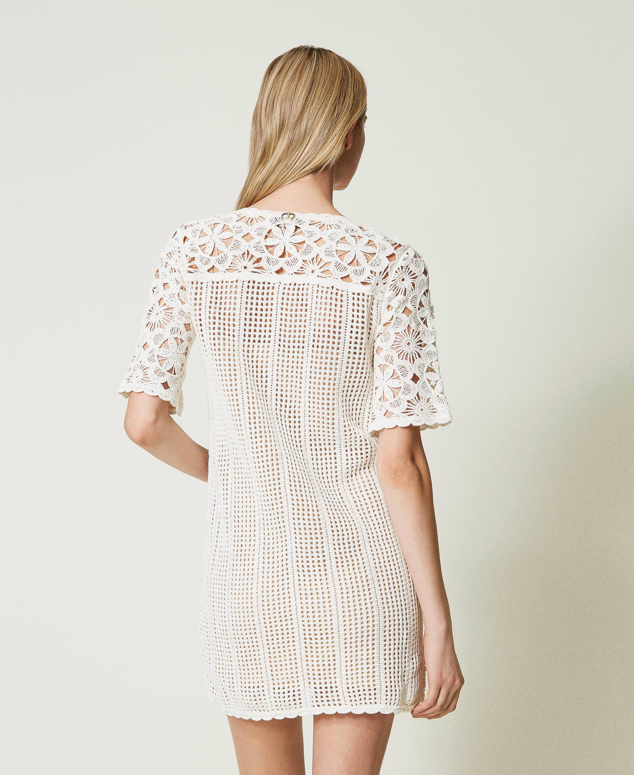 Kurzes H&auml;kelkleid mit Blumendessin