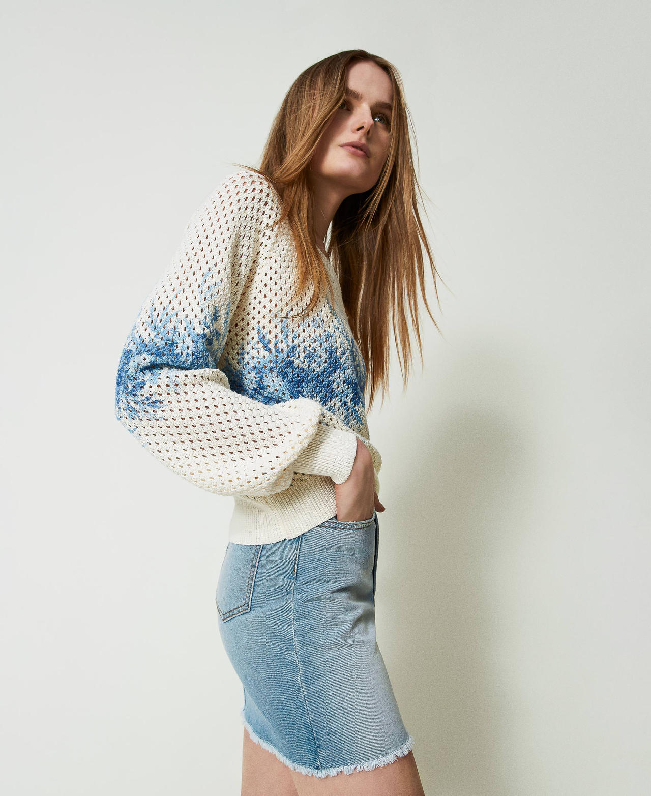 Einschultriger Netzpullover mit Blumenprint Print Toile de Jouy Elfenbein / Blue Chalcedonie Frau 241TT3270_11679_03