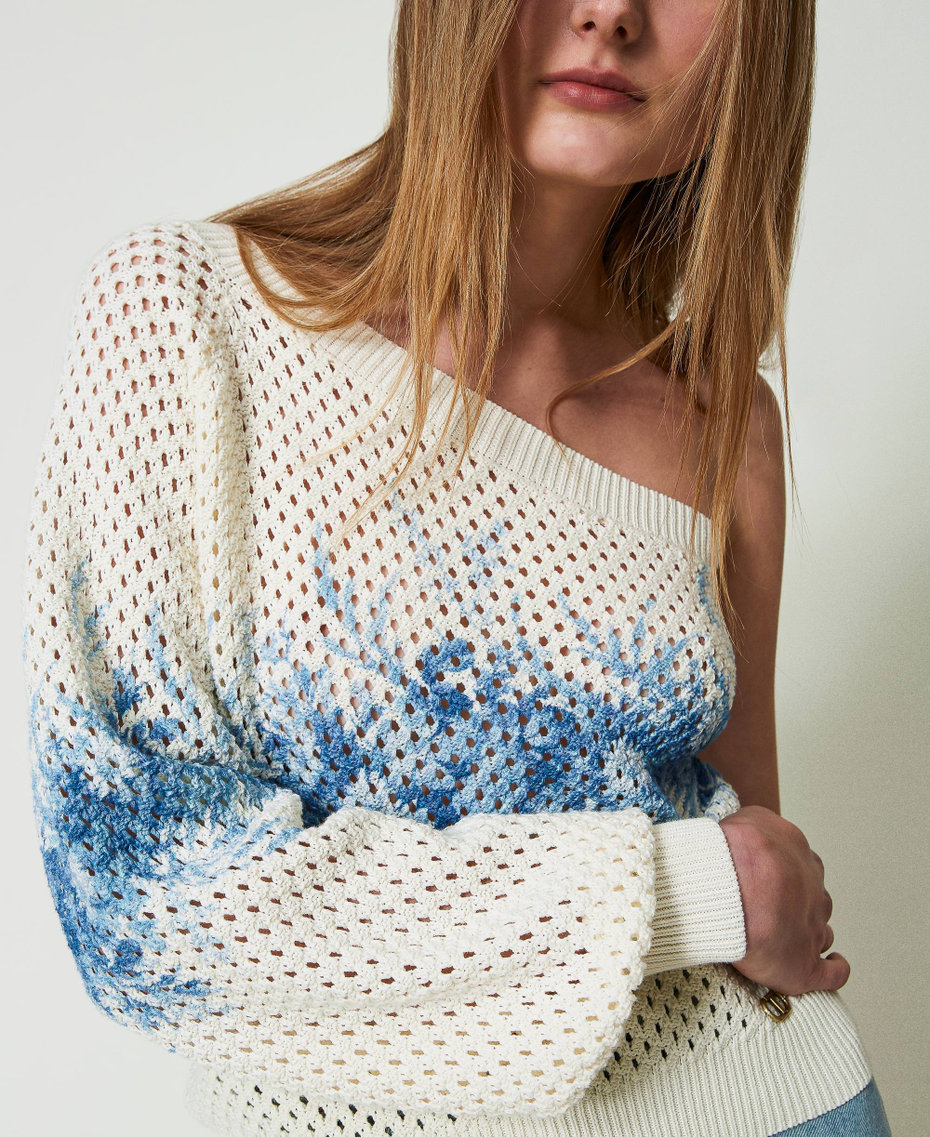 Einschultriger Netzpullover mit Blumenprint Print Toile de Jouy Elfenbein / Blue Chalcedonie Frau 241TT3270_11679_05