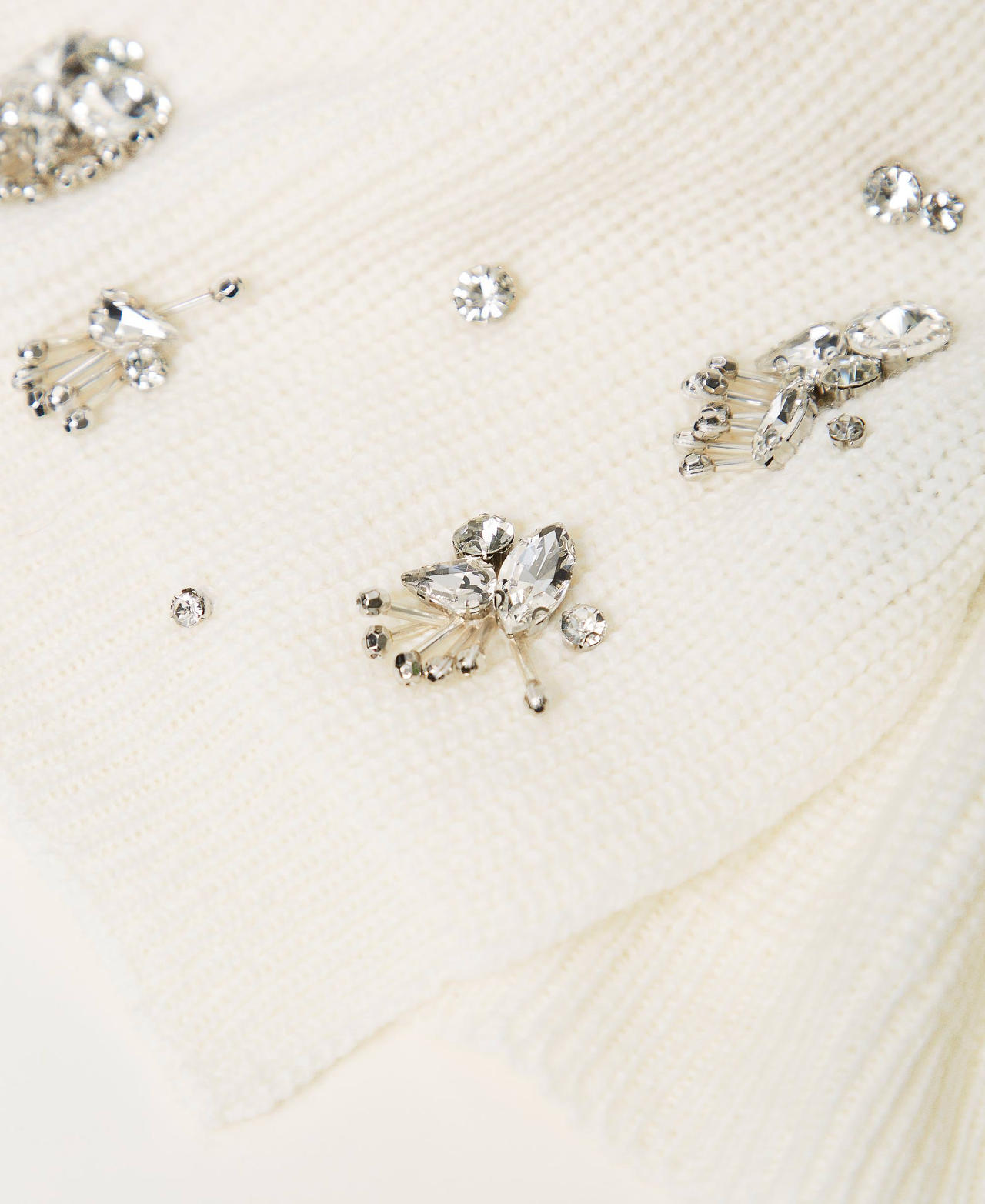 Scarf with embroidery and logo