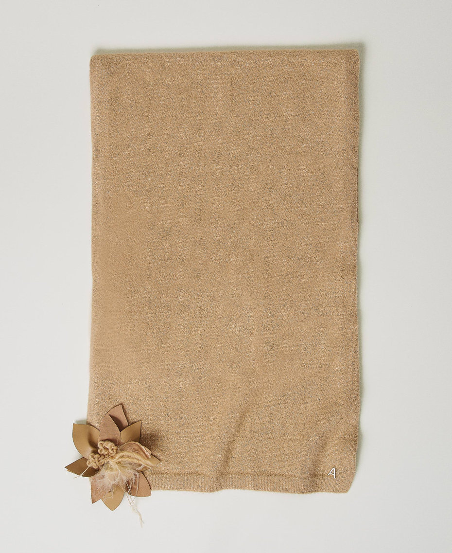 Bufanda de punto con broche de flor Beige &laquo;Sesame&raquo; Mujer 242AO5041_11961_01