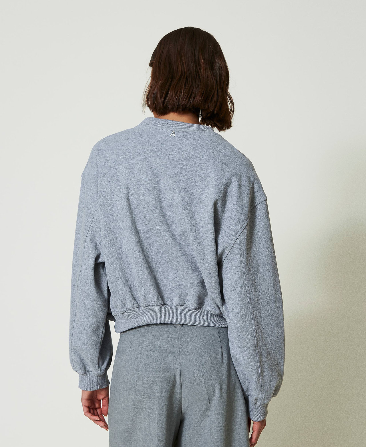 Sweat-shirt boxy avec broderie r&eacute;alis&eacute;e &agrave; la main