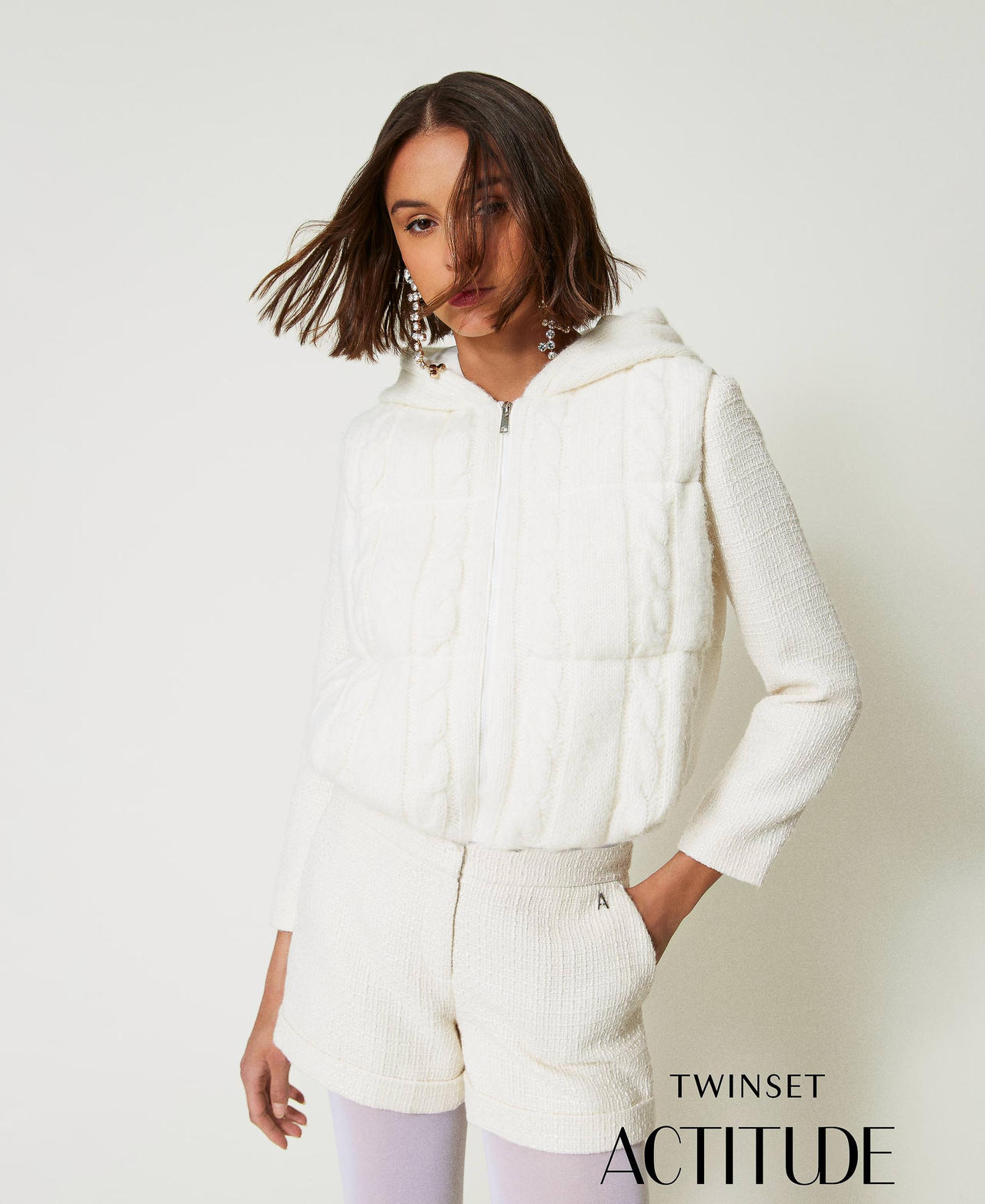 Утепленный жилет с косами Сливочный White женщина 242AP2091_00733_01