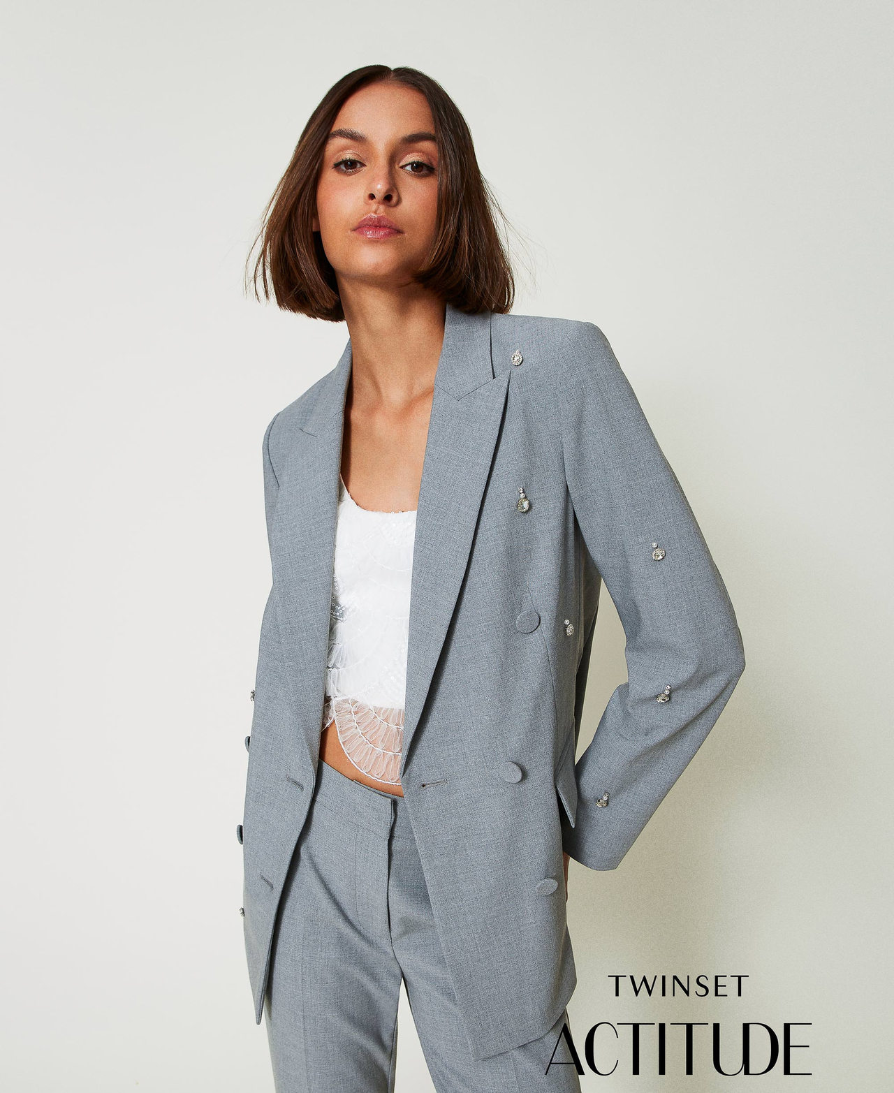 Blazer avec broderies r&eacute;alis&eacute;es &agrave; la main Gris Chin&eacute; Femme 242AP2431_11726_01