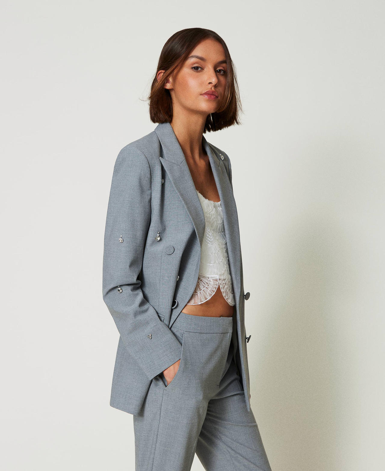 Blazer con bordados a mano