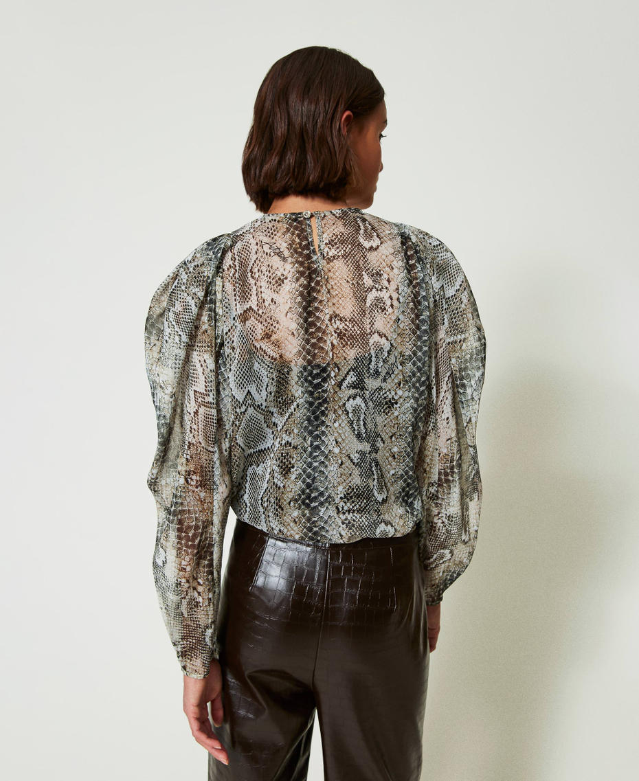 Blusa de crep&eacute; con estampado de serpiente Estampado Soft Snake Mujer 242AP2473_11770_03