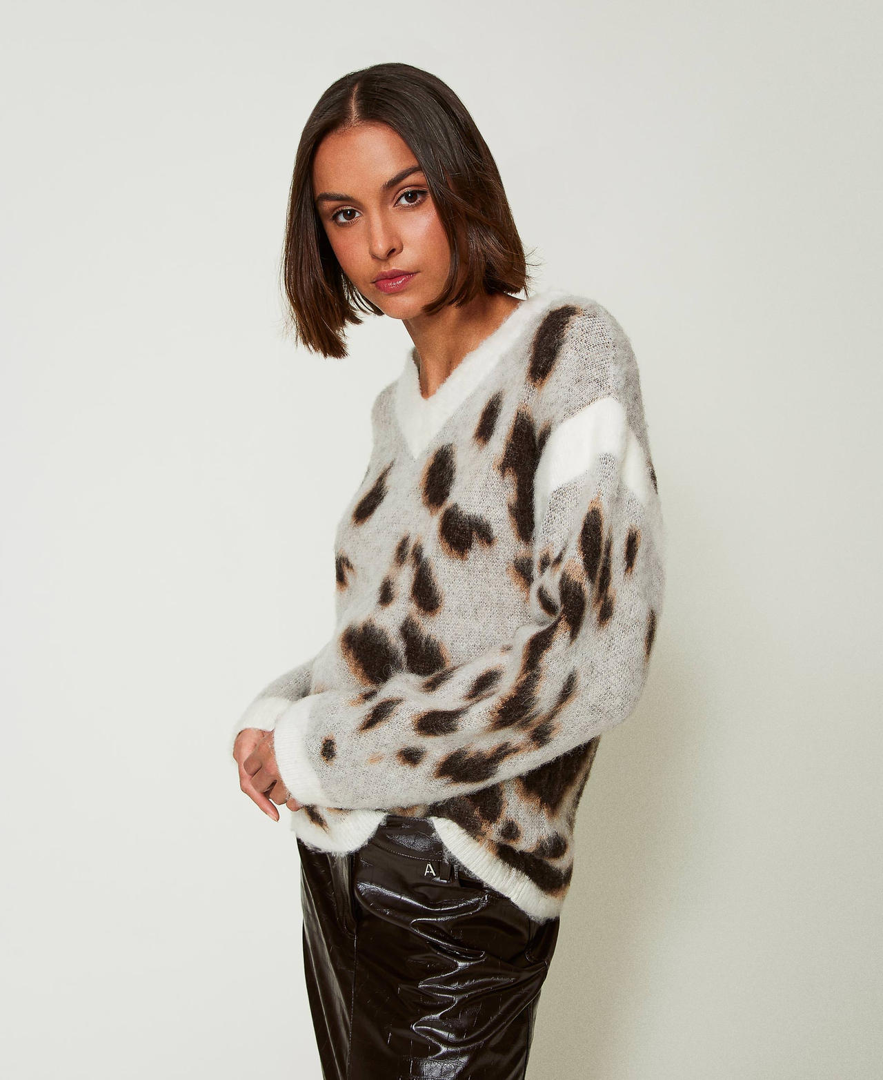 Animal print wool blend jacquard jumper White / Mol&egrave; Cow Jacquard Woman 242AP3102_11866_02