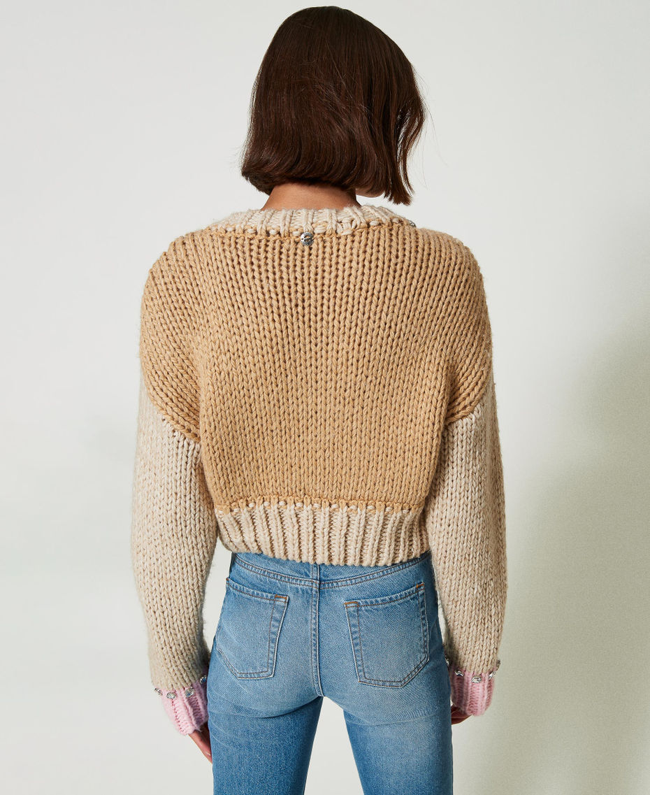 Maglia color block con ricami a mano