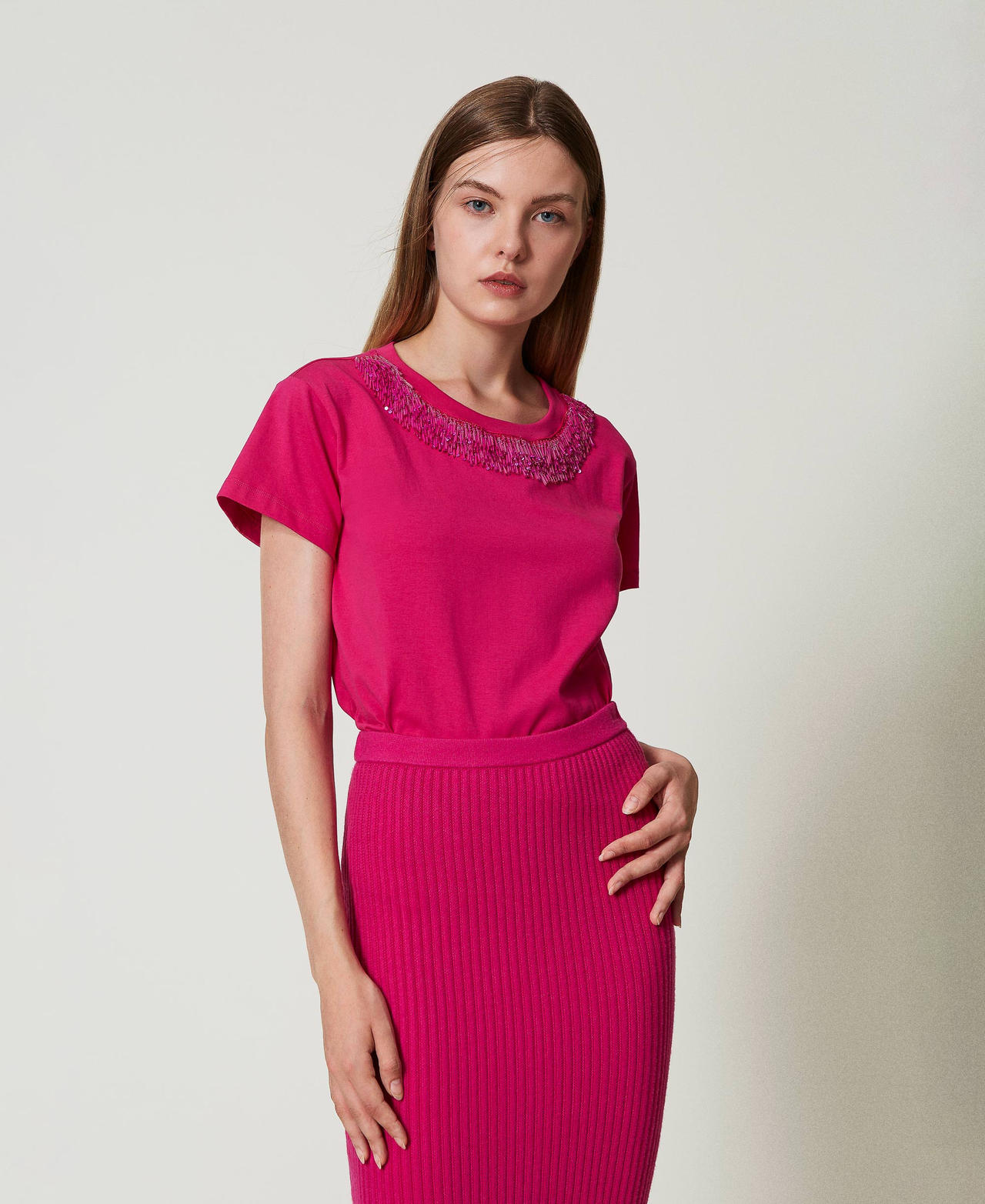 T-Shirt mit aufgestickten Fransen Super Pink Frau 242AT2051_11962_02