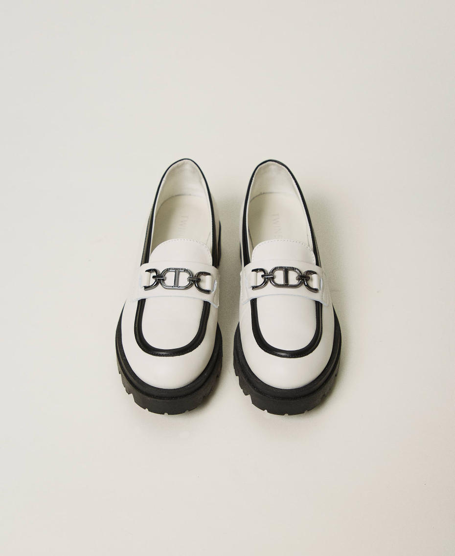 Leather loafers with Oval T Black Girl 242GCJ020-04