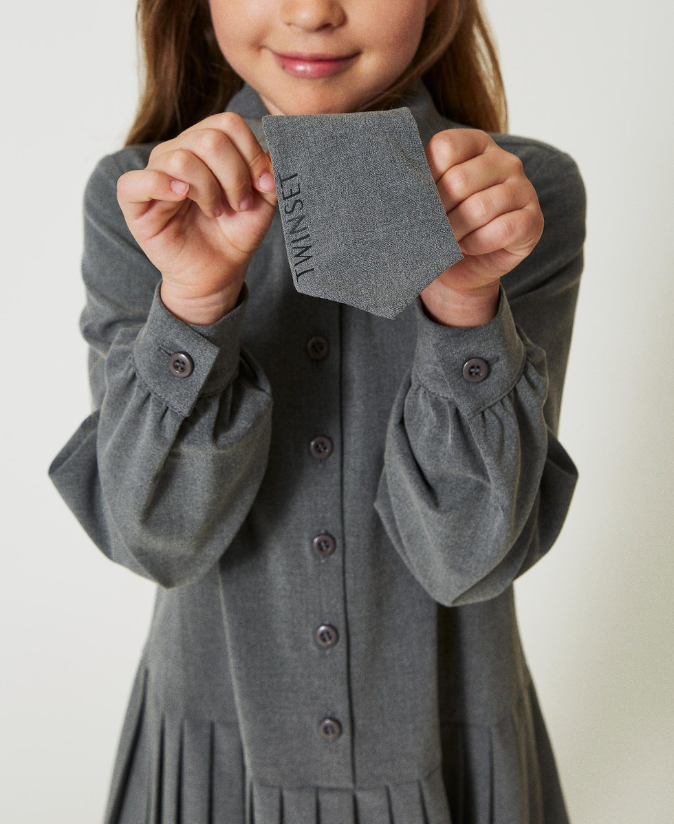 Kurzes Flanellkleid mit Krawatte