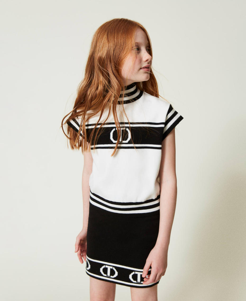 Short knit skirt with jacquard Oval T