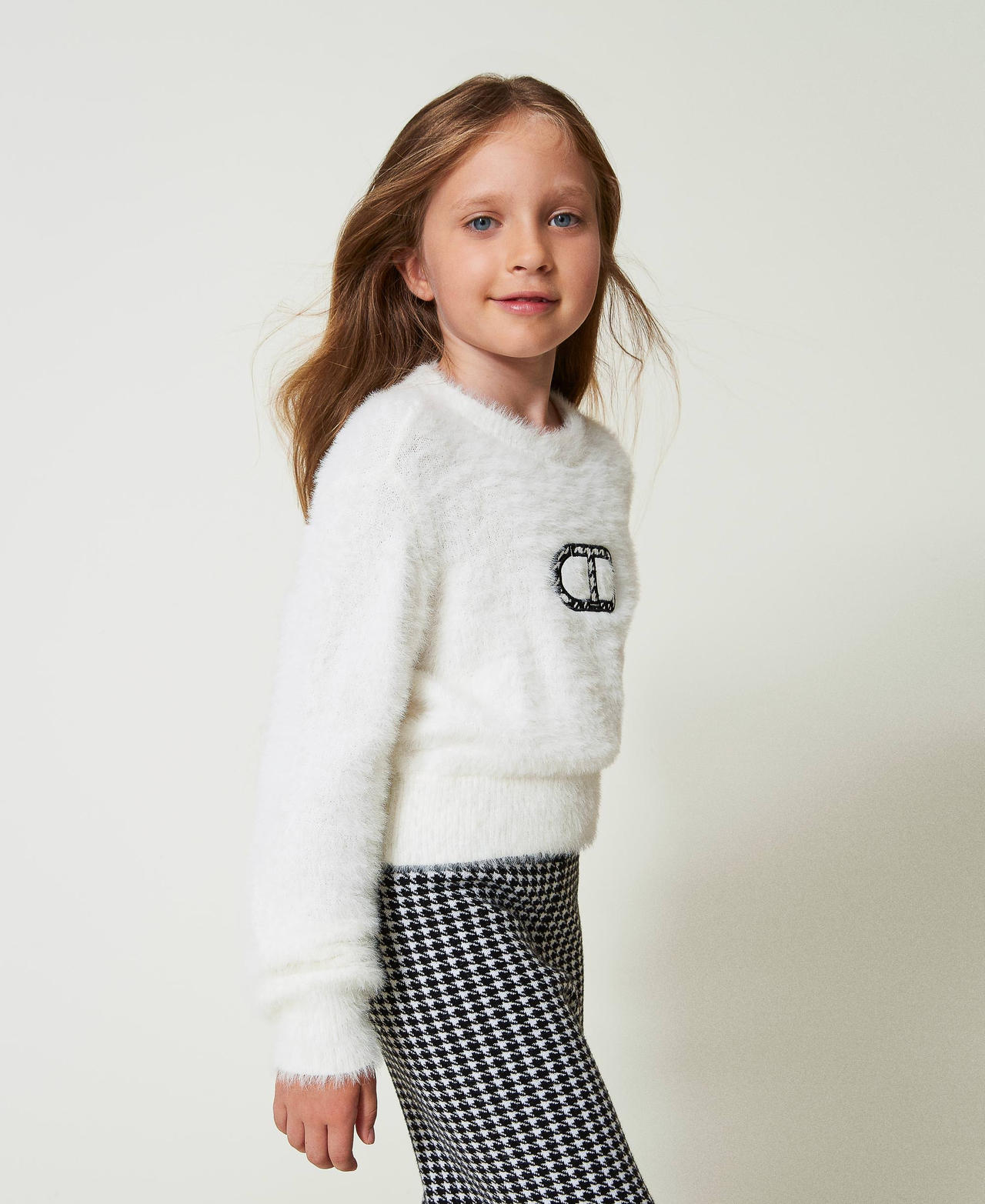 Pullover in Pelzoptik mit „Oval T“-Logo Mattweiß Mädchen 242GJ3210_00526_02