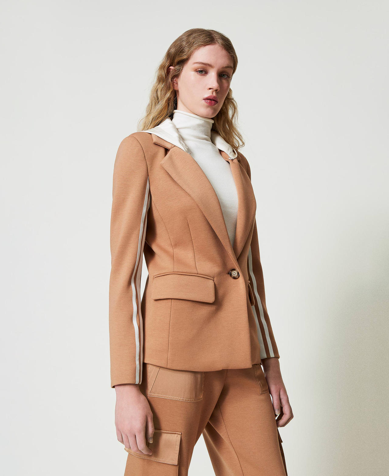 Blazer en scuba avec capuche Bicolore Caramel Camel/Nacre Femme 242LI2DKK_11819_02