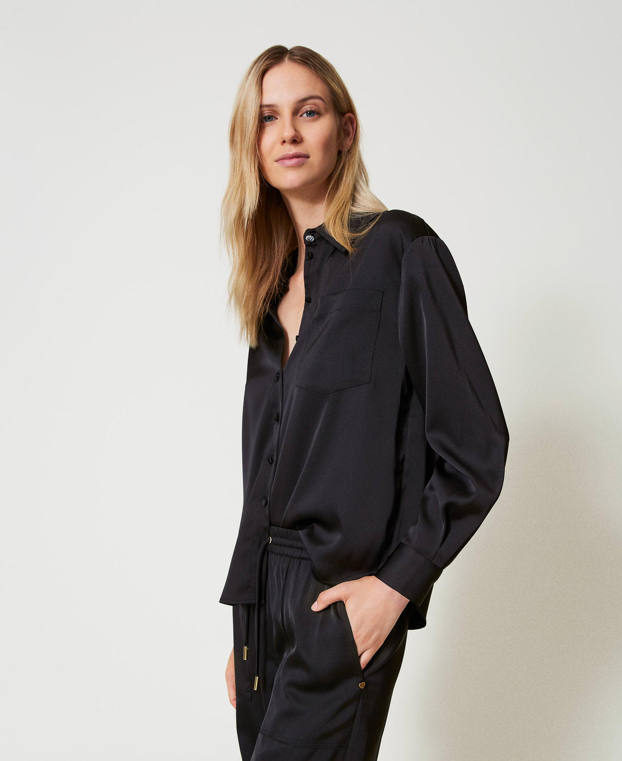 Camicia in raso con bottone gioiello