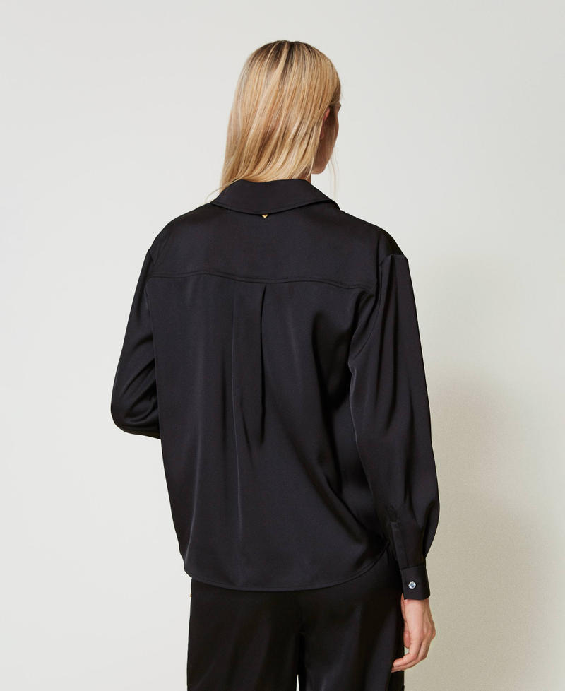 Camicia in raso con bottone gioiello