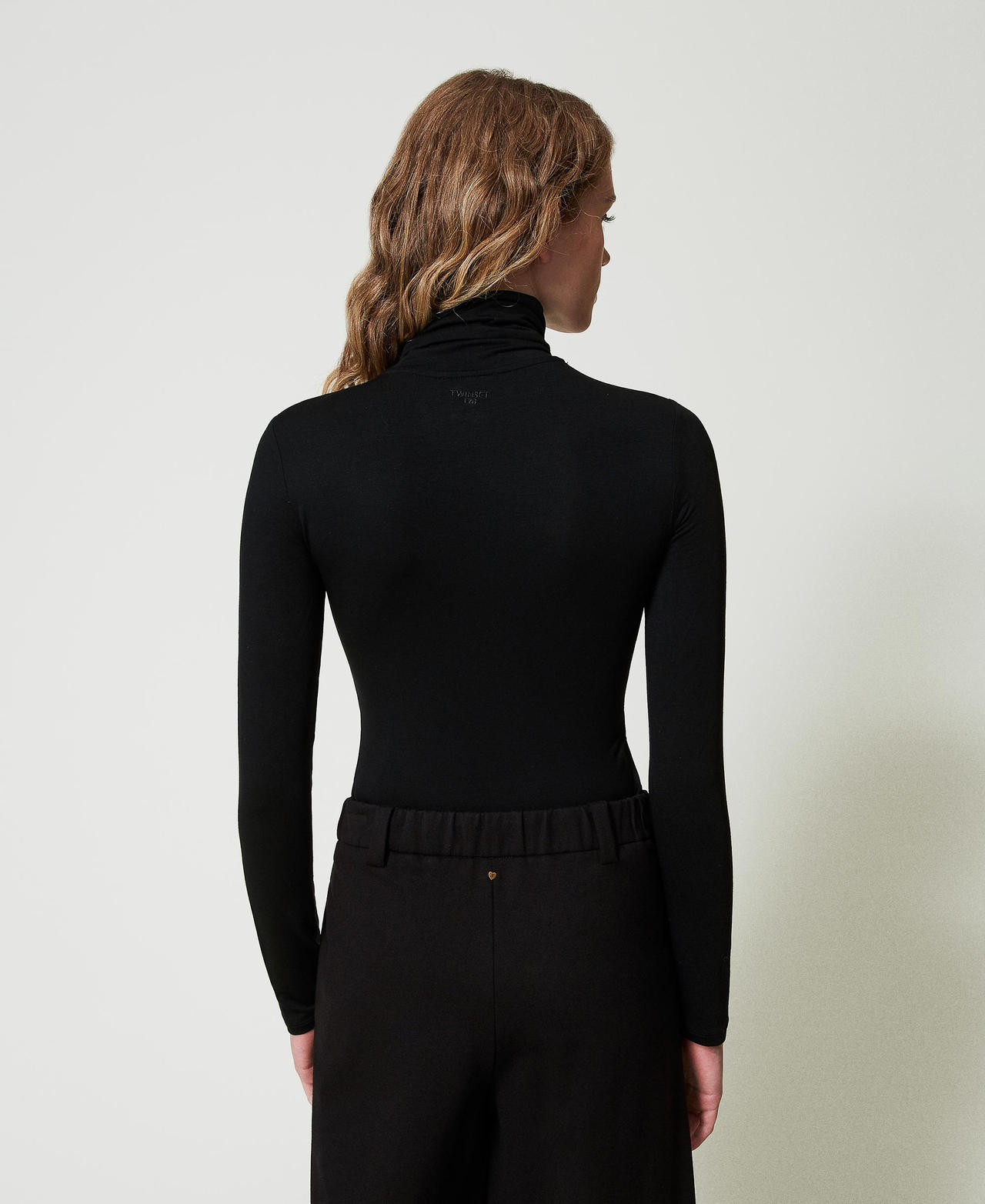 T-Shirt mit Rollkragen und Sticklogo