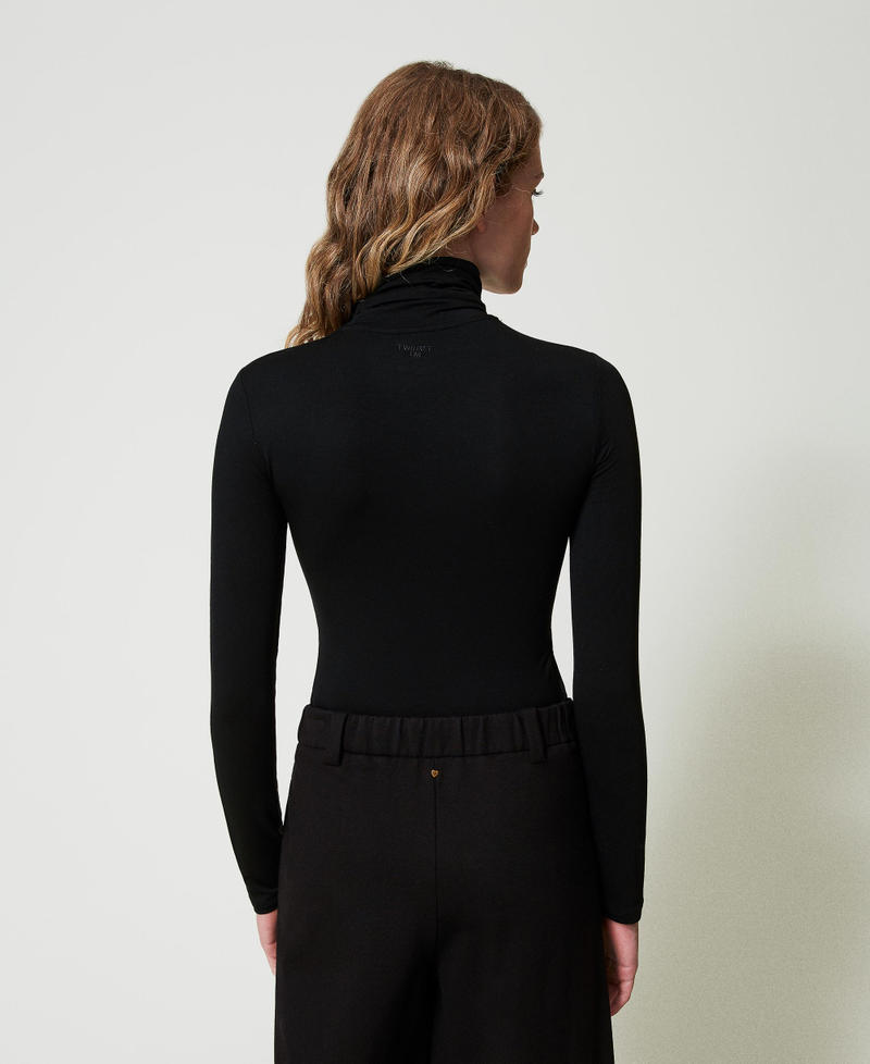 T-Shirt mit Rollkragen und Sticklogo