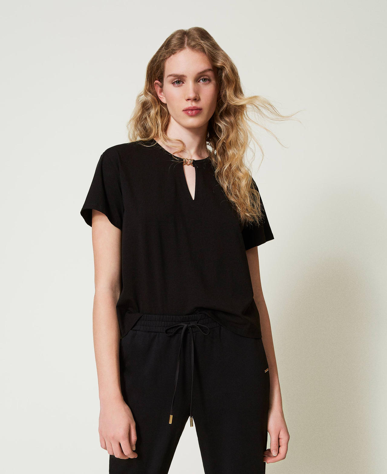 T-shirt with heart-shaped clasp Black Woman 242LI2ZCC_00006_02
