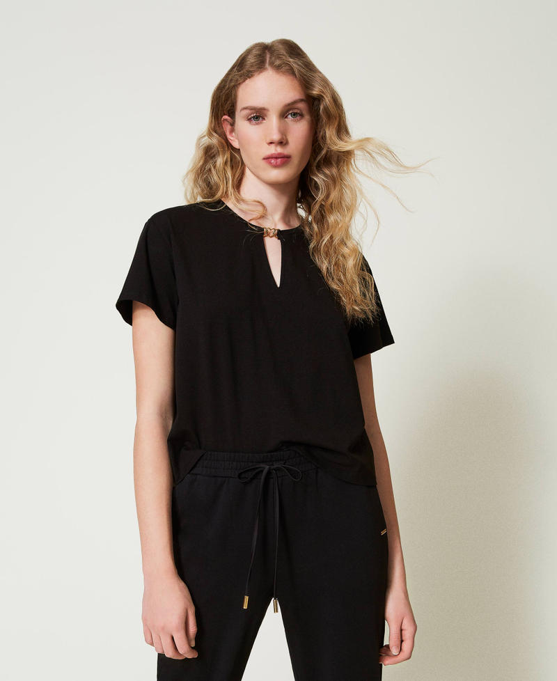 T-shirt with heart-shaped clasp Black Woman 242LI2ZCC_00006_02