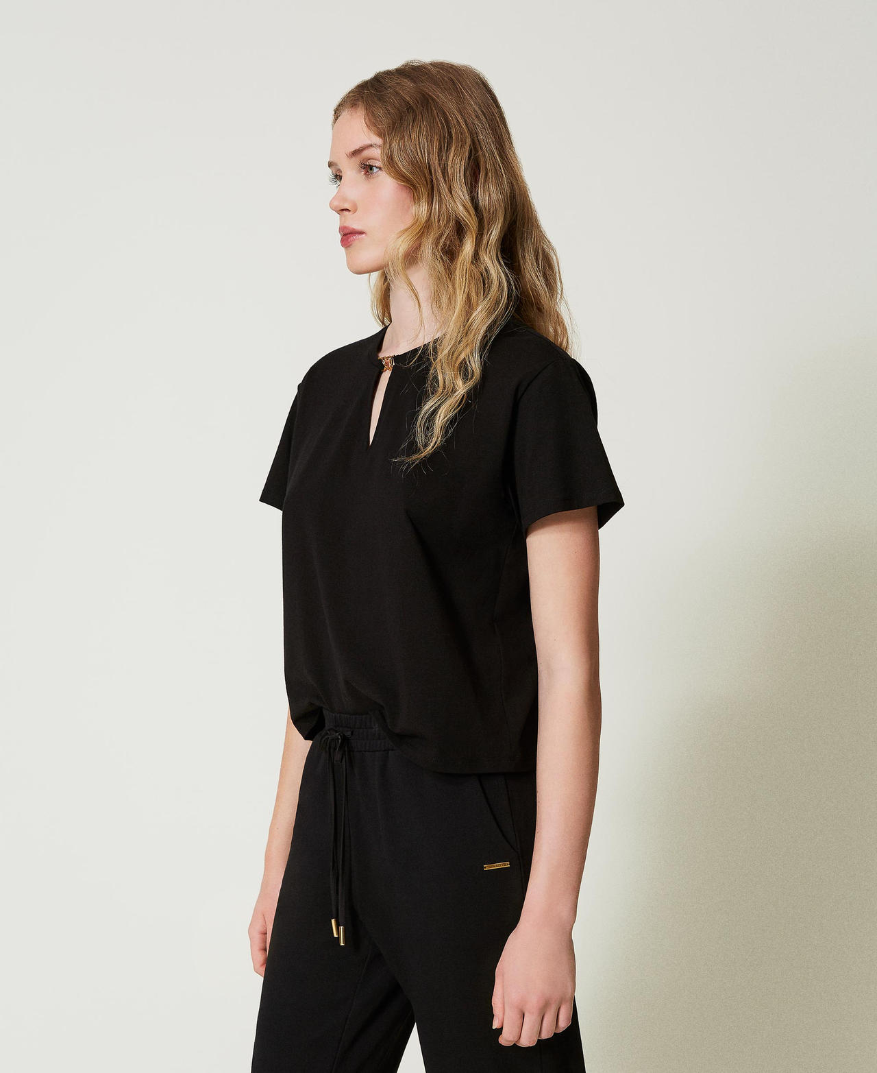 T-shirt with heart-shaped clasp Black Woman 242LI2ZCC_00006_03