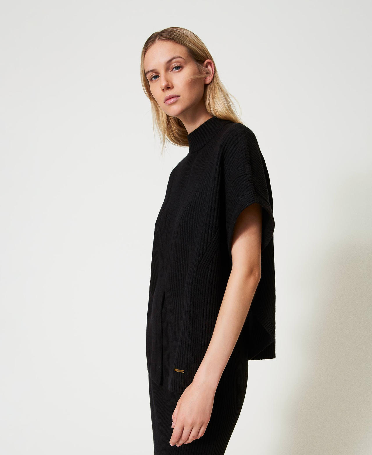 Poncho-Pullover mit Rippenmuster Schwarz Frau 242LI3CEE_00006_02