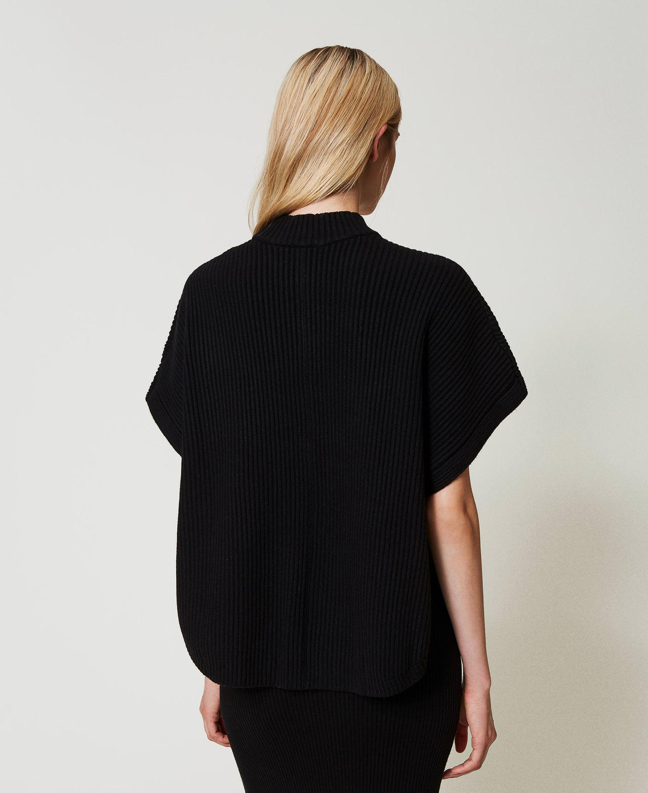 Poncho-Pullover mit Rippenmuster Schwarz Frau 242LI3CEE_00006_03