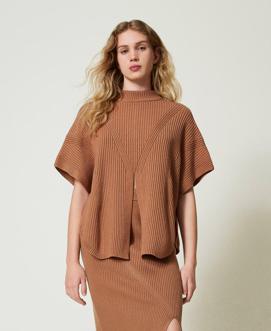 Poncho-Pullover mit Rippenmuster Kamel-Karamell Frau 242LI3CEE_11718_01