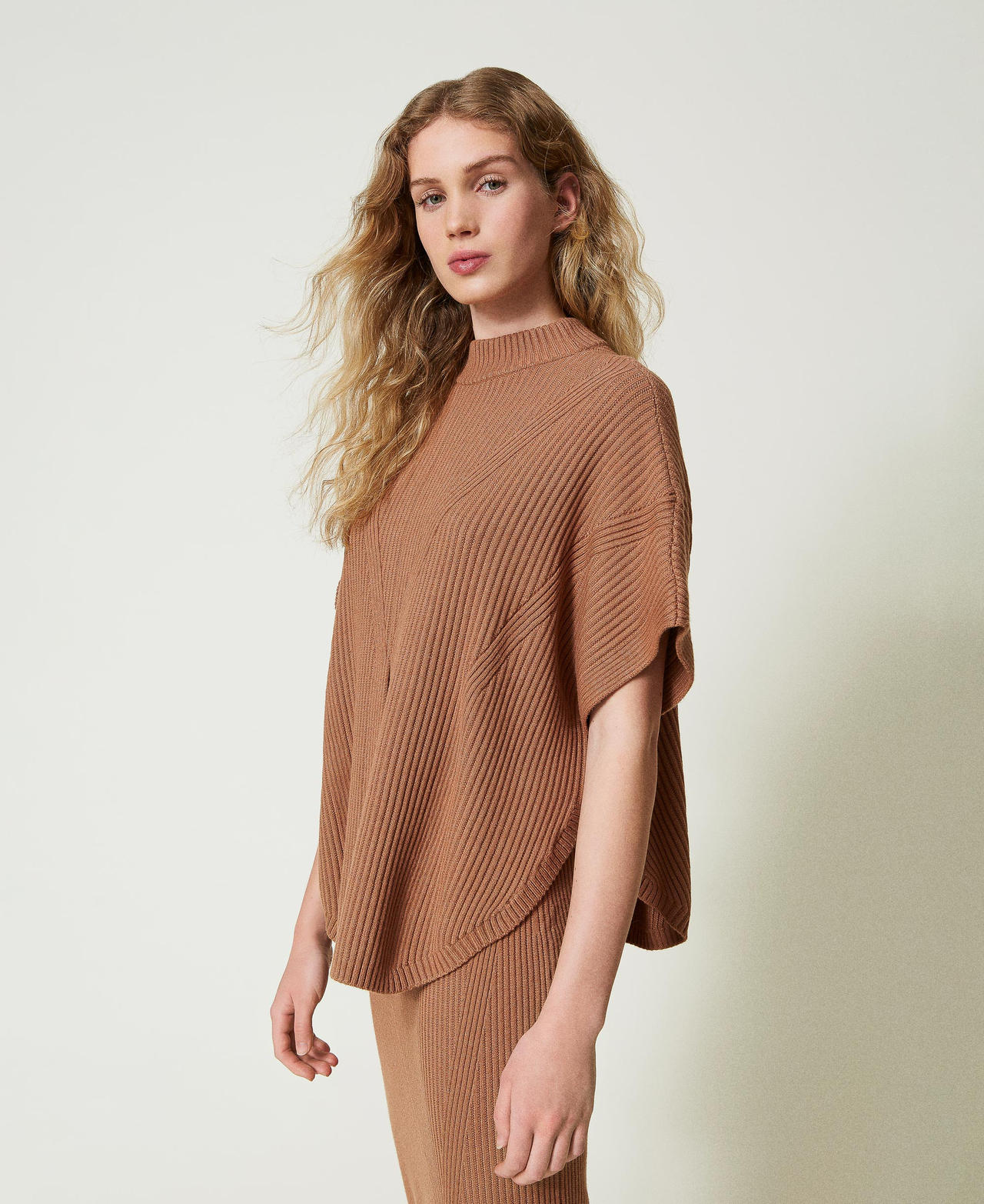 Poncho-Pullover mit Rippenmuster Kamel-Karamell Frau 242LI3CEE_11718_02