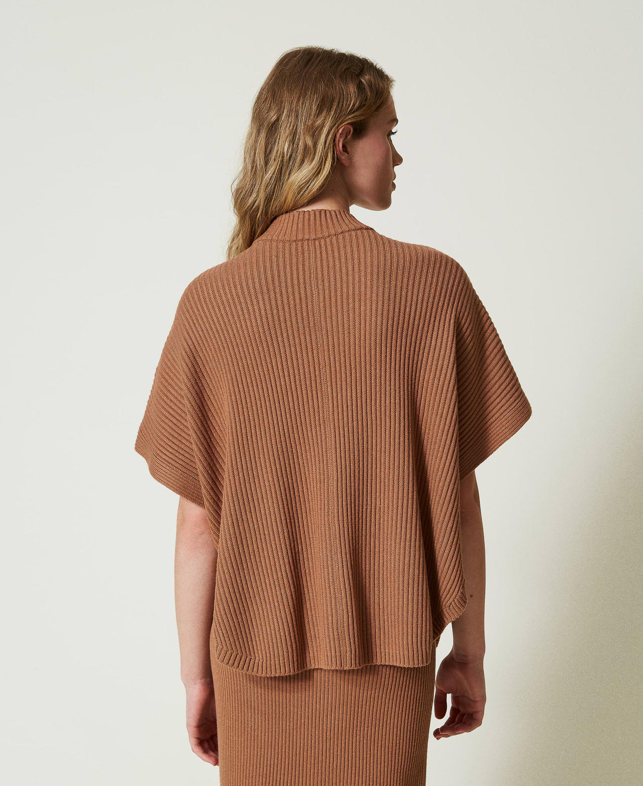 Poncho-Pullover mit Rippenmuster Kamel-Karamell Frau 242LI3CEE_11718_03