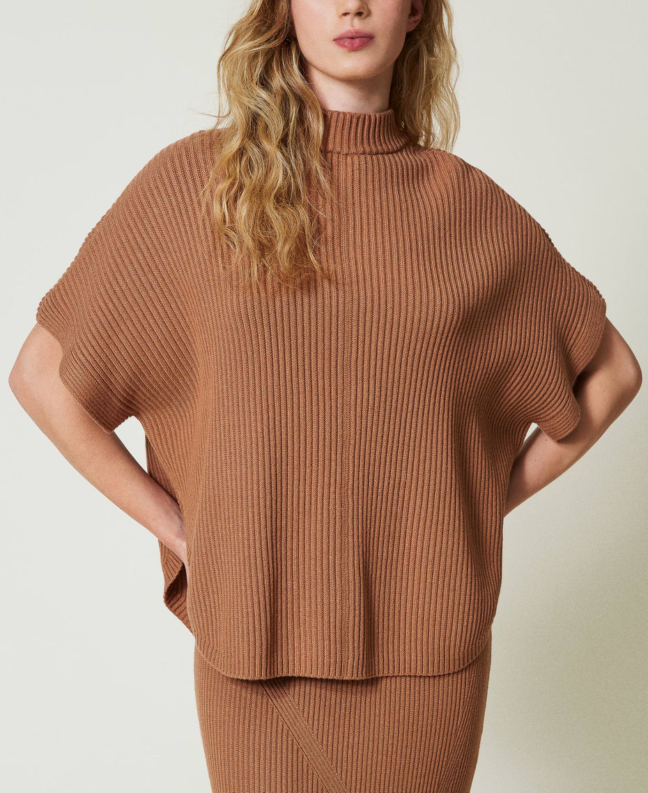 Poncho-Pullover mit Rippenmuster Kamel-Karamell Frau 242LI3CEE_11718_05