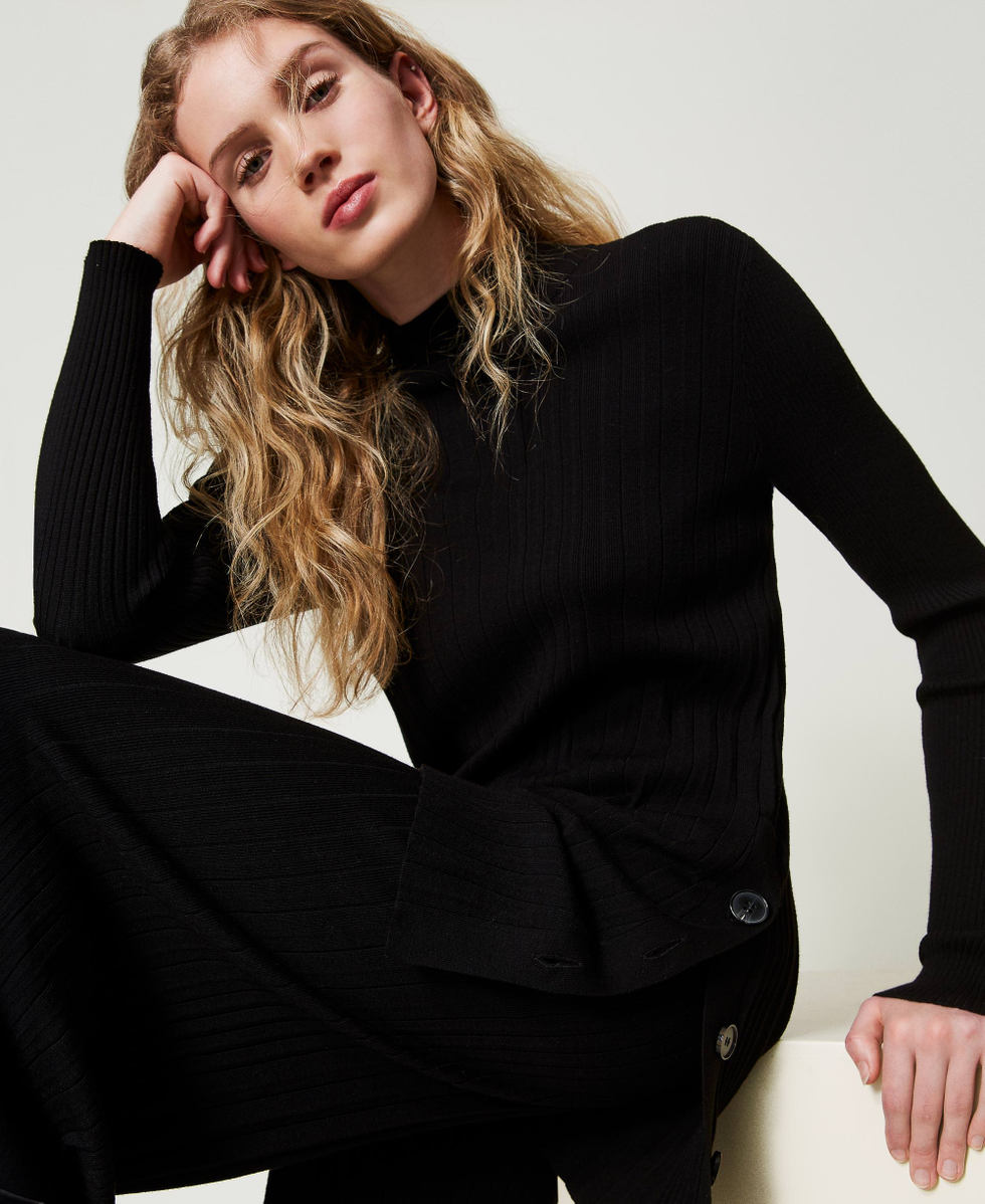 Maxi-Plisseepullover mit Kn&ouml;pfen Schwarz Frau 242LI3UBB_00006_01