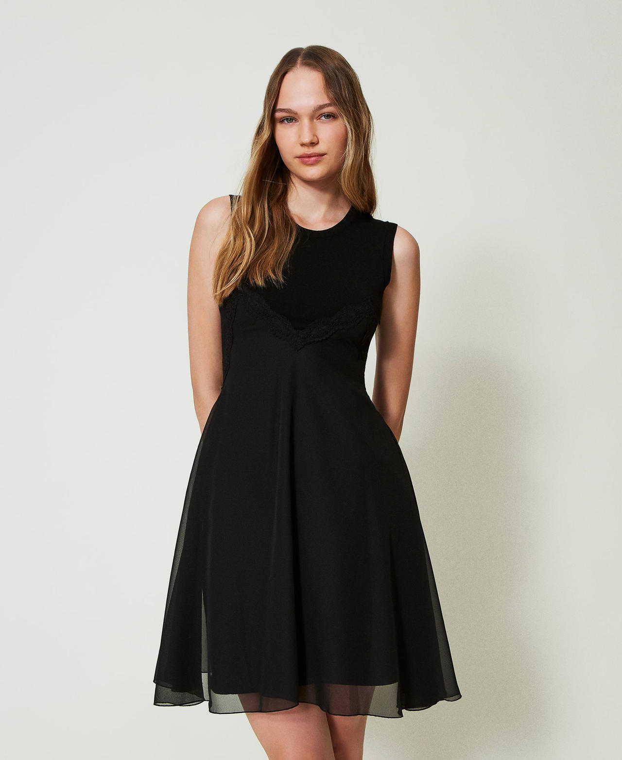 Abito corto in maglia e georgette Nero Donna 242LL3NAA_00006_02