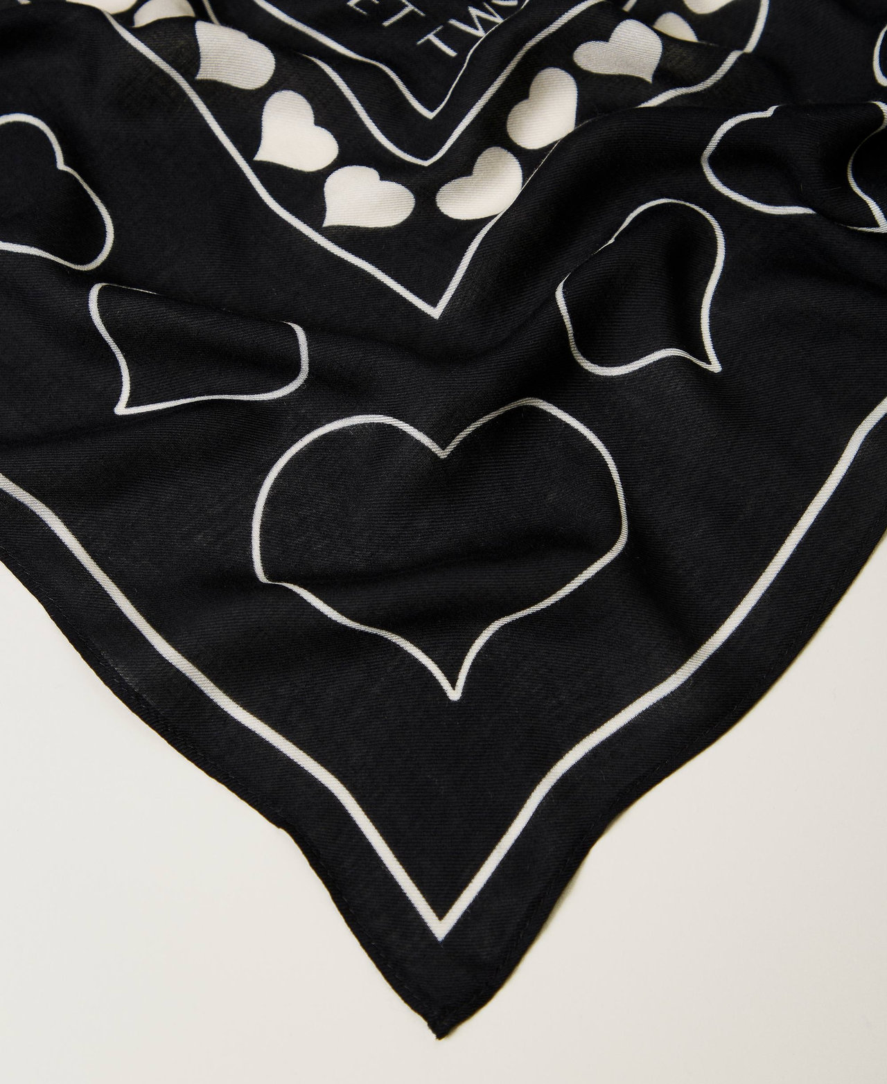 Kefiah con stampa logo e cuori Nero Donna 242LL5ADD_00006_02