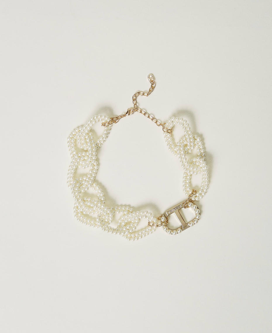 Necklace with pearl chain and Oval T