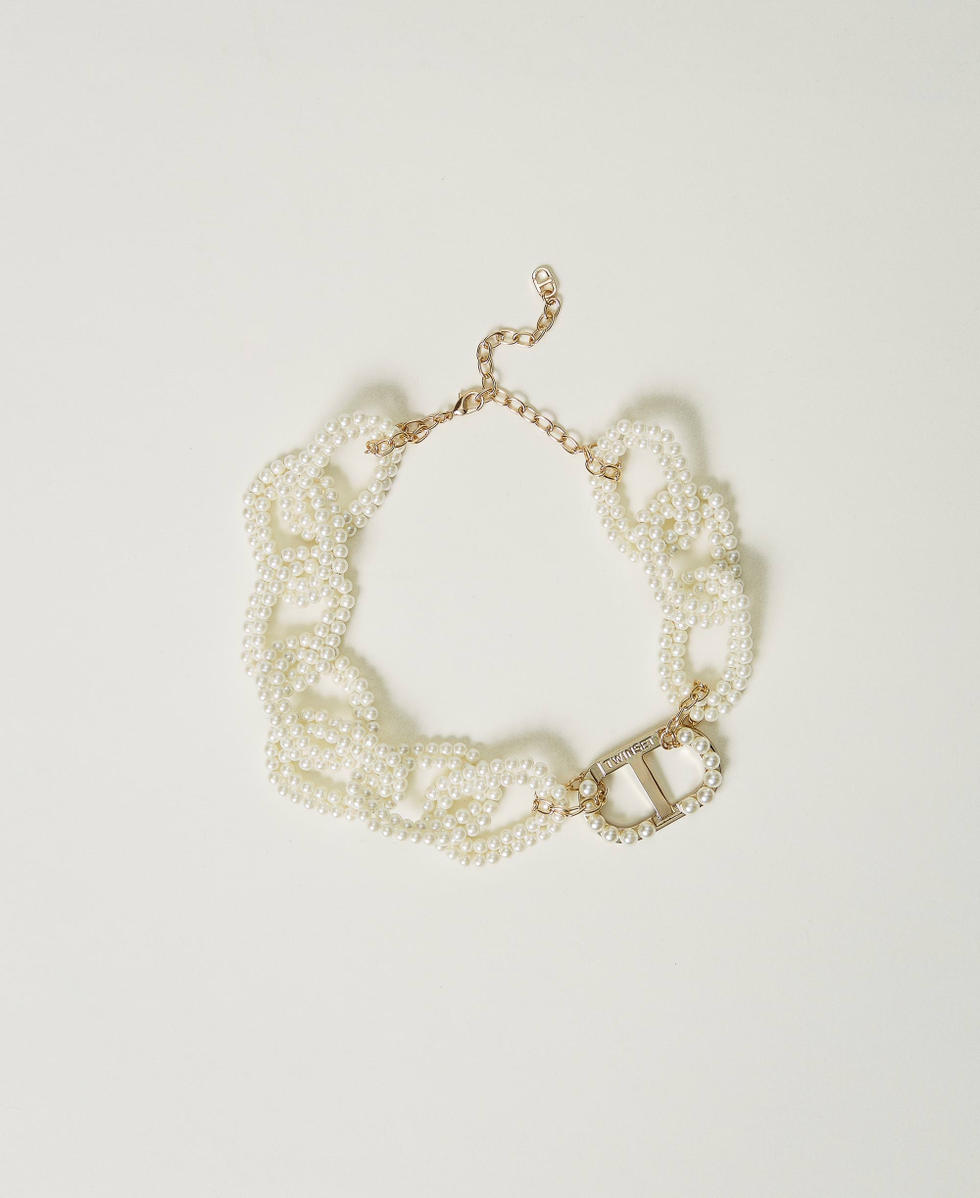 Necklace with pearl chain and Oval T