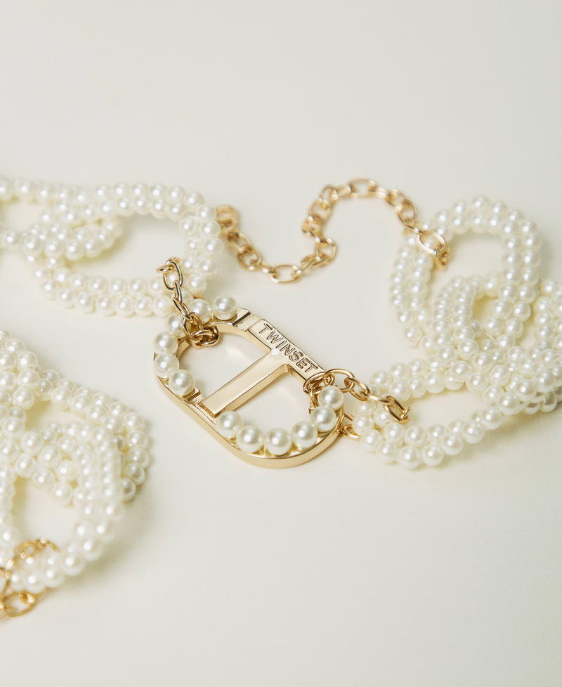 Necklace with pearl chain and Oval T